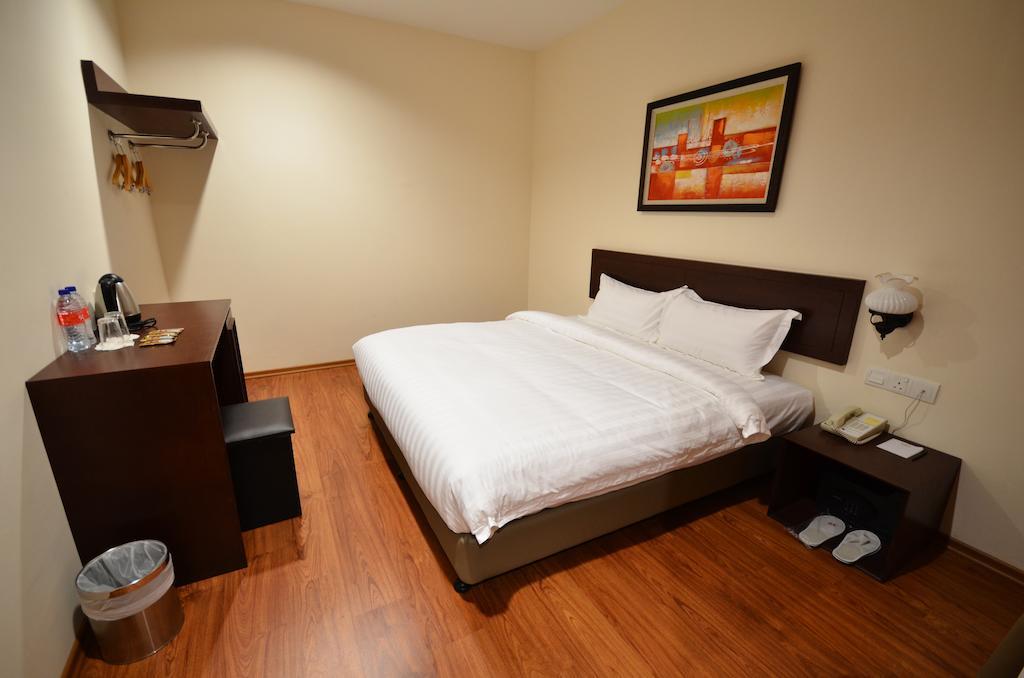 906 Riverside Hotel Малакка Экстерьер фото